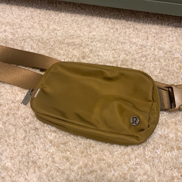 lululemon athletica Handbags - NWOT Lululemon Everywhere belt bag